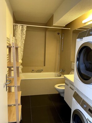 Hair dryer, towels - Cozy 1BR in popular Kreis 3 (West 11) (Zürich)