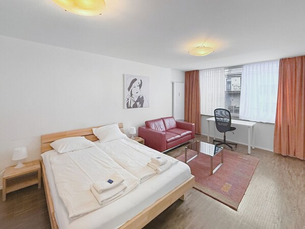 Desk, iron/ironing board, WiFi, bed sheets