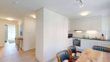 Lemari es, microwave, oven, dan kompor