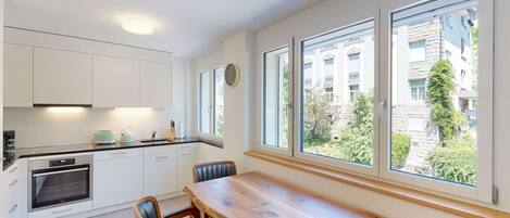 Een koelkast, een microgolfoven, een oven, een kookplaat