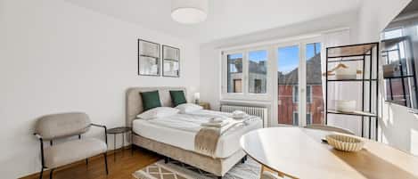 Silitysrauta/-lauta, Wi-Fi, vuodevaatteet