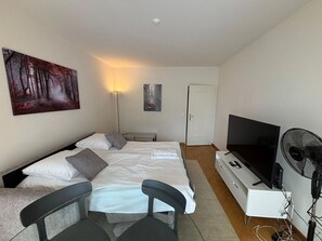 1 室のベッドルーム、デスク、アイロン / アイロン台、WiFi