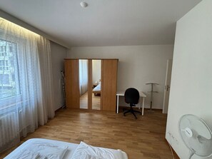 1 chambre, bureau, fer et planche à repasser, Wi-Fi