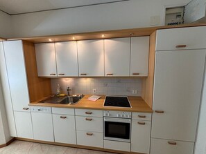 冷蔵庫、電子レンジ、オーブン、コンロ