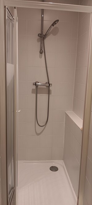 Shower, hair dryer, towels, toilet paper - Small fisherman's cottage... just for 2! (Barfleur)