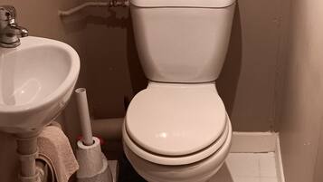 Een douche, een haardroger, handdoeken, toiletpapier