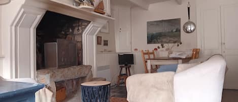 Télévision, cheminée