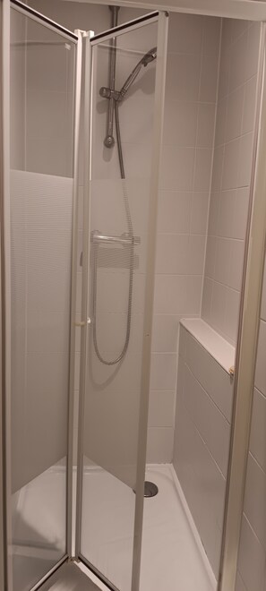 Shower, hair dryer, towels, toilet paper - Small fisherman's cottage... just for 2! (Barfleur)