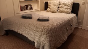 1 bedroom, iron/ironing board, bed sheets, wheelchair access - Petite maison de pecheur.... Juste pour 2 (Barfleur)