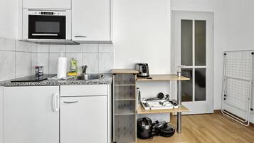 Kühlschrank, Mikrowelle, Herdplatte, Wasserkocher mit Kaffee-/Teezubehör