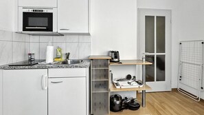 Kühlschrank, Mikrowelle, Herdplatte, Wasserkocher mit Kaffee-/Teezubehör