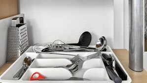 Organizador de utensilios de cocina con compartimentos para distintos utensilios.