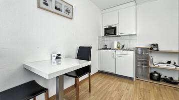 Kühlschrank, Mikrowelle, Herdplatte, Wasserkocher mit Kaffee-/Teezubehör