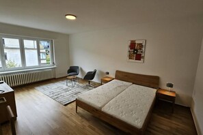 1 多间卧室、办公桌、熨斗/熨衣板、WiFi