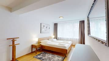 2 bedrooms, desk, iron/ironing board, WiFi