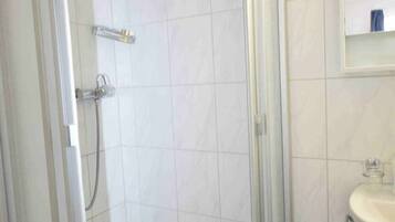 Sèche-cheveux, serviettes fournies