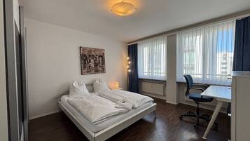 2 bedrooms, desk, iron/ironing board, WiFi