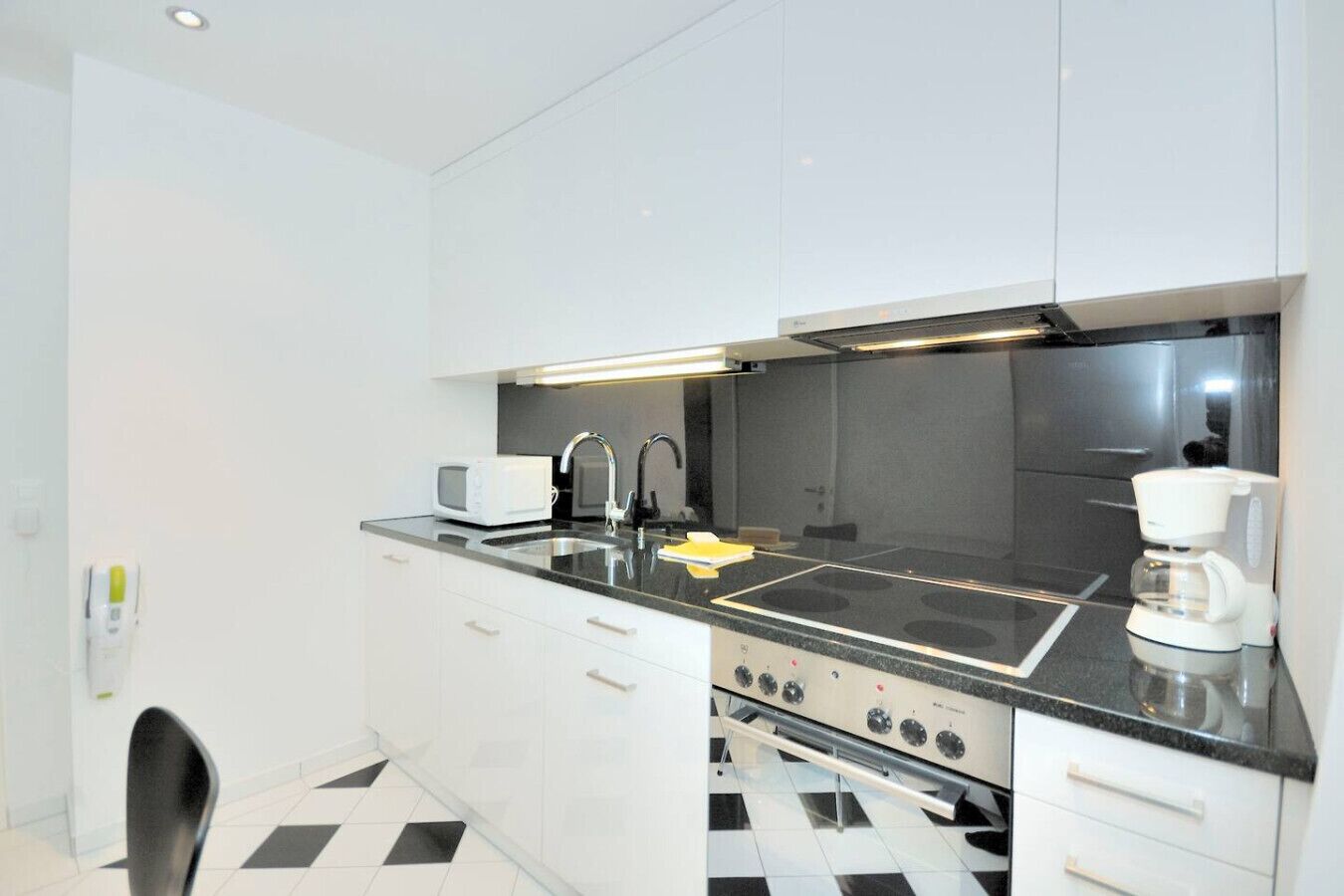 Réfrigérateur, four à micro-ondes, un four, surface de cuisson