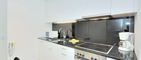 冷蔵庫、電子レンジ、オーブン、コンロ