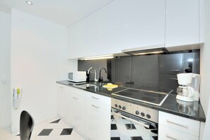 Kühlschrank, Mikrowelle, Ofen, Herdplatte