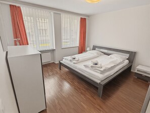 1 chambre, bureau, fer et planche à repasser, Wi-Fi