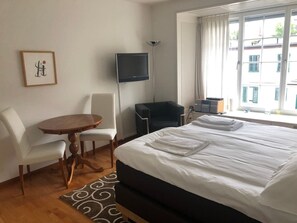 Escritorio, tabla de planchar con plancha, wifi y ropa de cama 