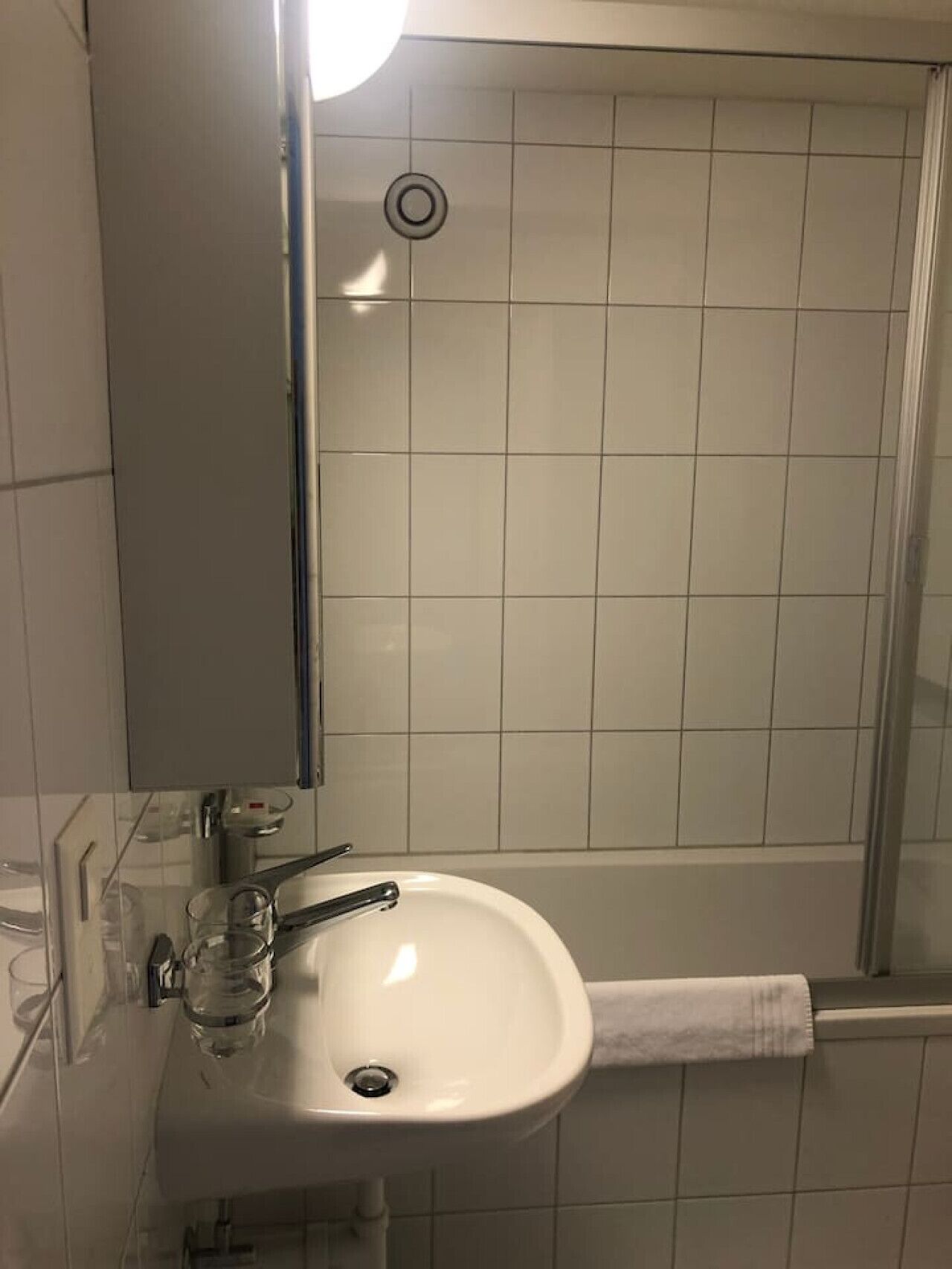 Secador de cabelo, toalhas de banho