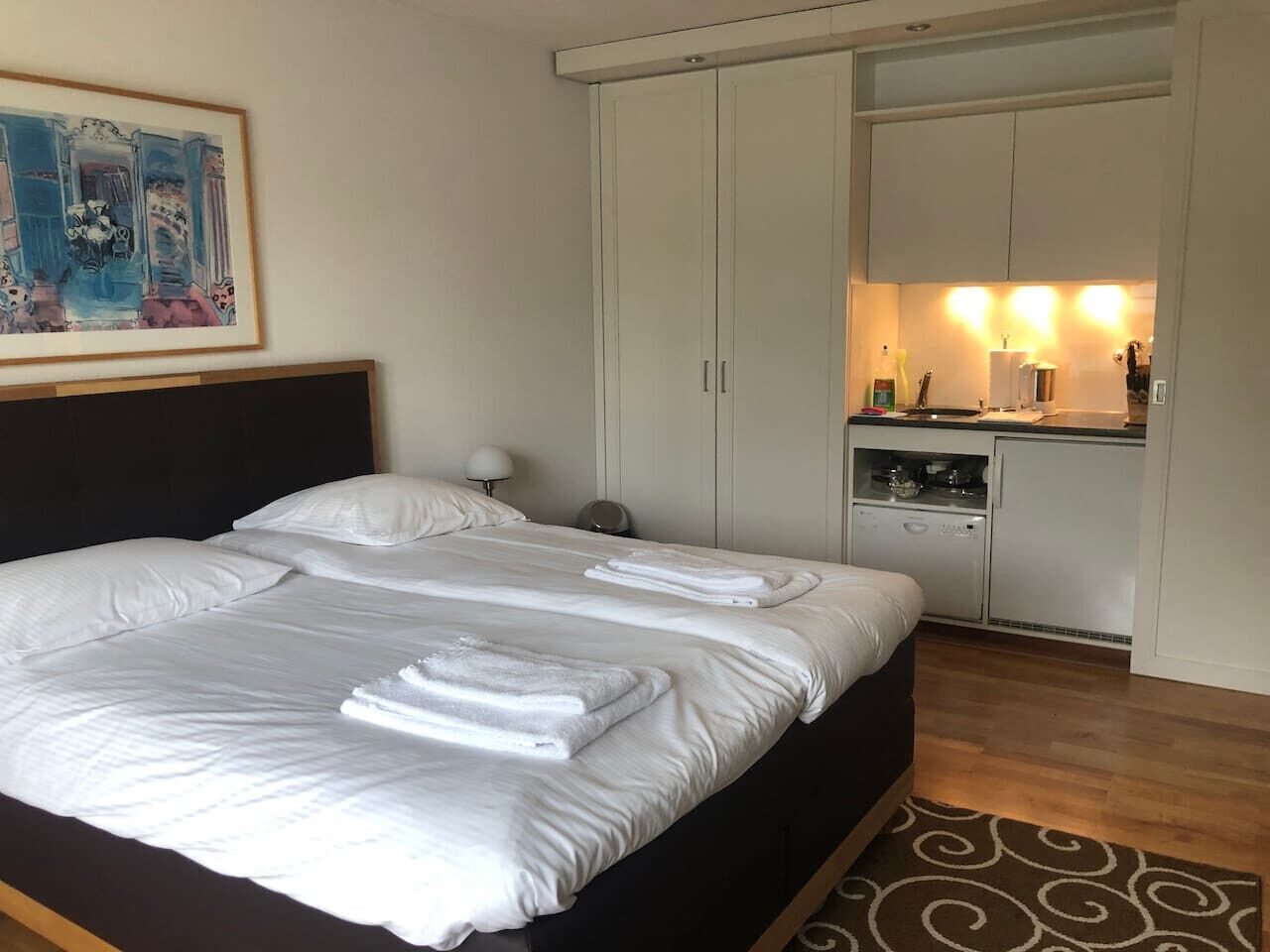 Een bureau, een strijkplank/strijkijzer, wifi, beddengoed