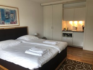 1 bedroom, desk, iron/ironing board, WiFi