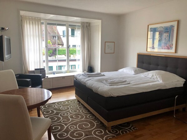 1 slaapkamer, een bureau, een strijkplank/strijkijzer, wifi