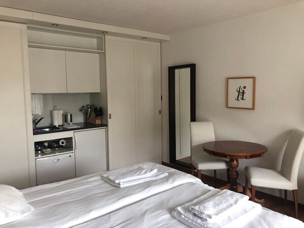 Escrivaninha, ferros/tábuas de passar roupa, Wi-Fi, roupa de cama