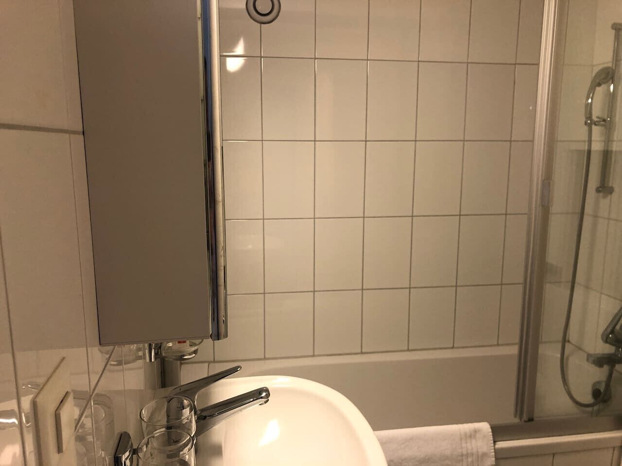 Een haardroger, handdoeken