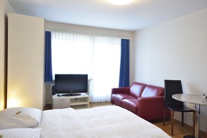 1 habitación, escritorio, tabla de planchar con plancha y wifi