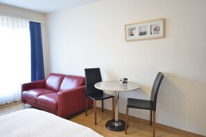 1 slaapkamer, een bureau, een strijkplank/strijkijzer, wifi