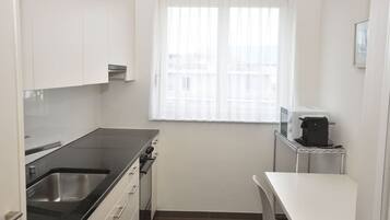 Frigorífico, microondas, horno y placa de cocina