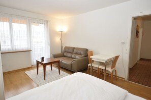 Desk, iron/ironing board, WiFi, bed sheets