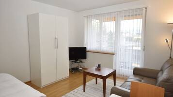 Escritorio, tabla de planchar con plancha, wifi y ropa de cama