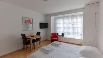 Escritorio, tabla de planchar con plancha, wifi y ropa de cama