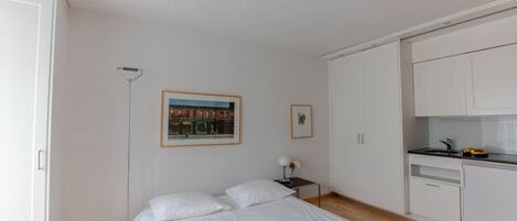 Een bureau, een strijkplank/strijkijzer, wifi, beddengoed