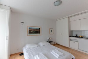 Desk, iron/ironing board, WiFi, bed sheets - Charmin Studio / old town UZ9 (Zürich)