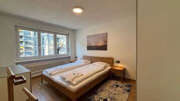 2 bedrooms, desk, iron/ironing board, WiFi