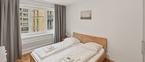 2 室のベッドルーム、デスク、アイロン / アイロン台、WiFi