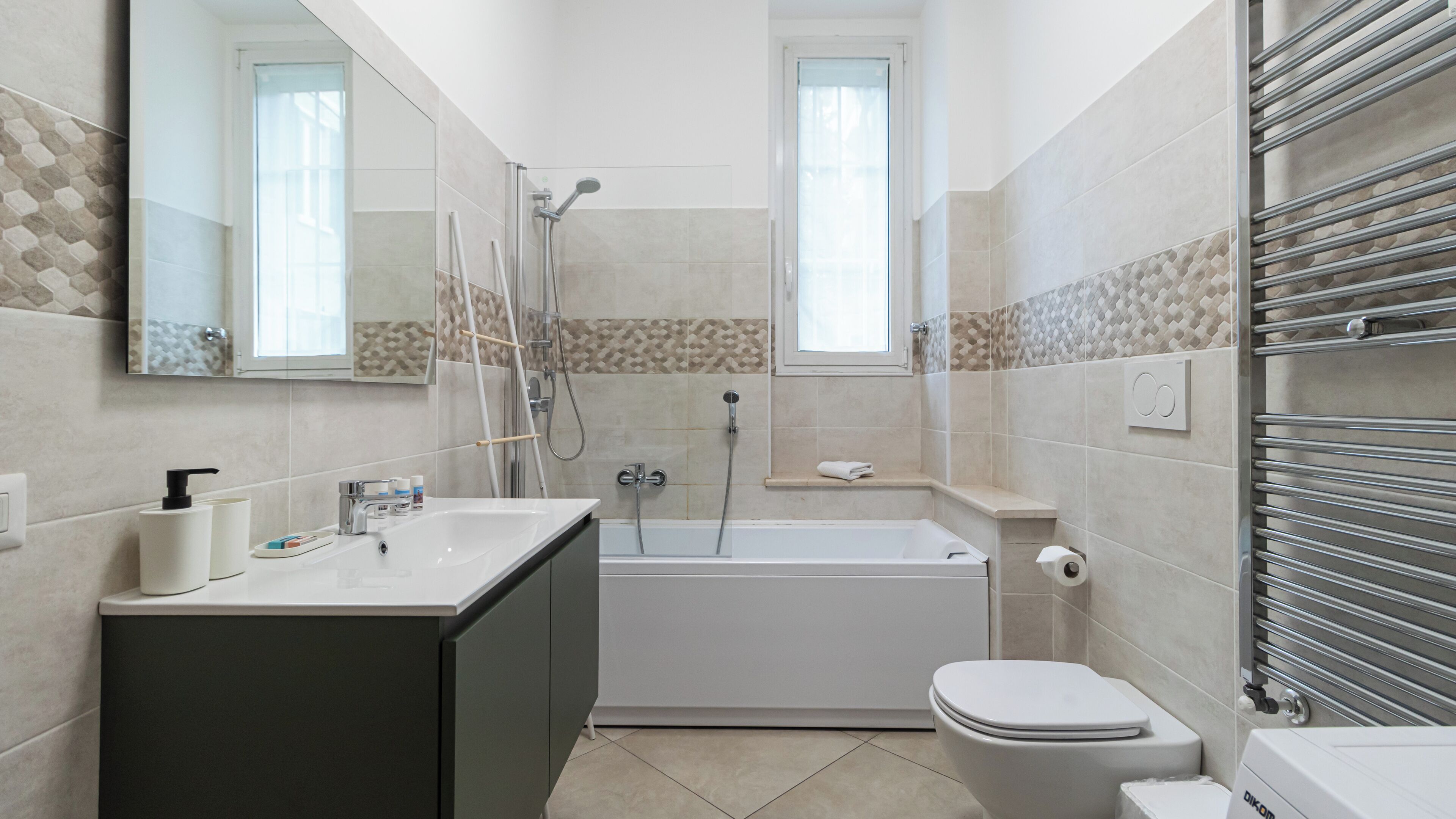 Een haardroger, een bidet, handdoeken