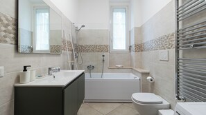 Een haardroger, een bidet, handdoeken