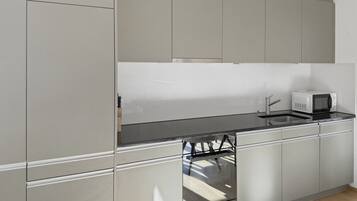 Kühlschrank, Mikrowelle, Ofen, Herdplatte