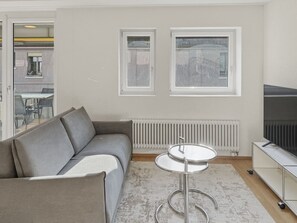 TV - 1BR apartment with balcony - West 13 (Zürich)