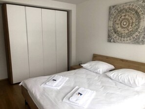 1 bedroom, desk, iron/ironing board, WiFi