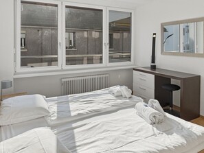 1 bedroom, desk, iron/ironing board, WiFi - 1BR apartment with balcony - West 13 (Zürich)