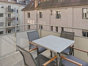 Outdoor dining - 1BR apartment with balcony - West 13 (Zürich)