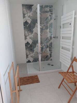 Dusche, umweltfreundliche Kosmetikartikel, Haartrockner, Handtücher